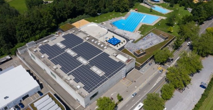 Luftansicht Solarzellen auf dem Dach des Lerchenfeld